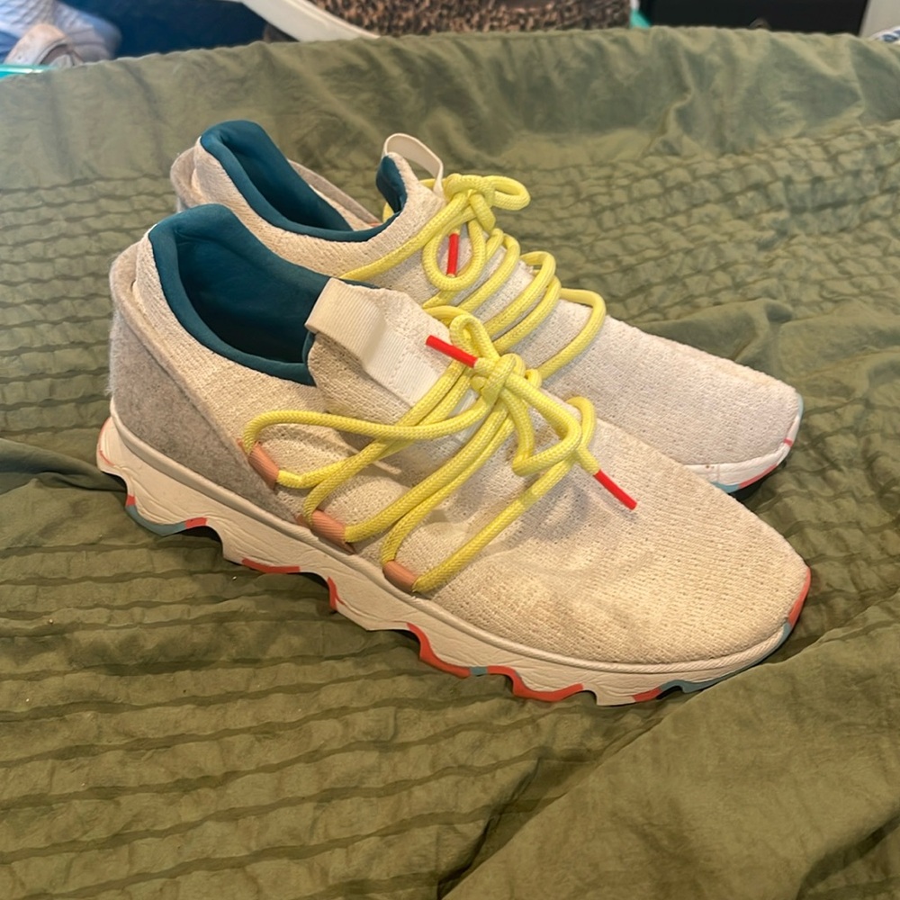 Women’s sorel shoes. Size 9 white
